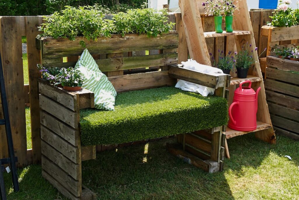 garden bench made from pallets